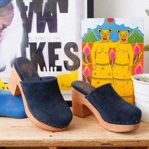 Charlotte Stone Marlo clog in navy